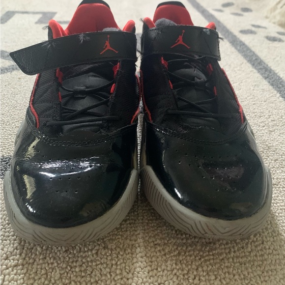 Youth Jordan 11 Size 2. - Picture 2 of 10
